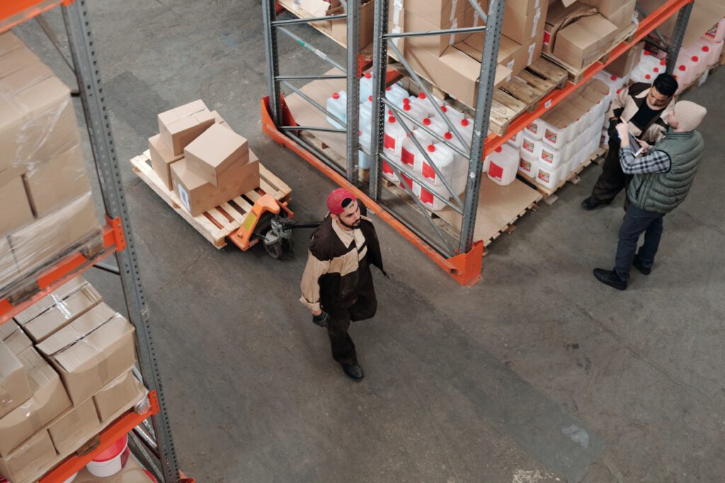 Mann liefert im Lager etwas an und nutzt Assetcore zur Digitalisierung